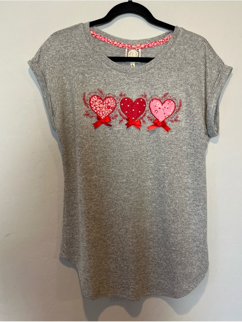 Tru Self Women’s Size M Stretch Heather Gray with Red & Pink Heart Appliqués Tee